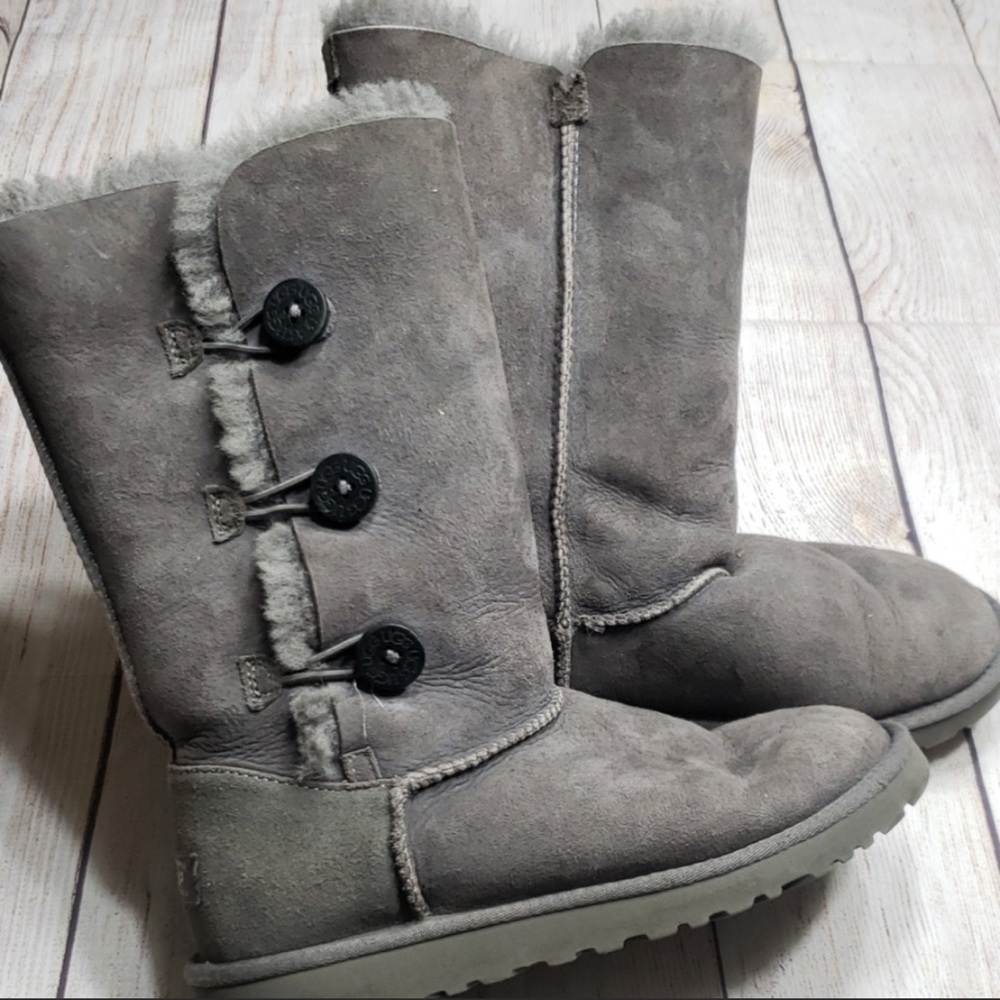 ๐ธ๐ฆ UGG BAILEY BUTTON TRIPLET BOOTS - Picture 2 of 8
